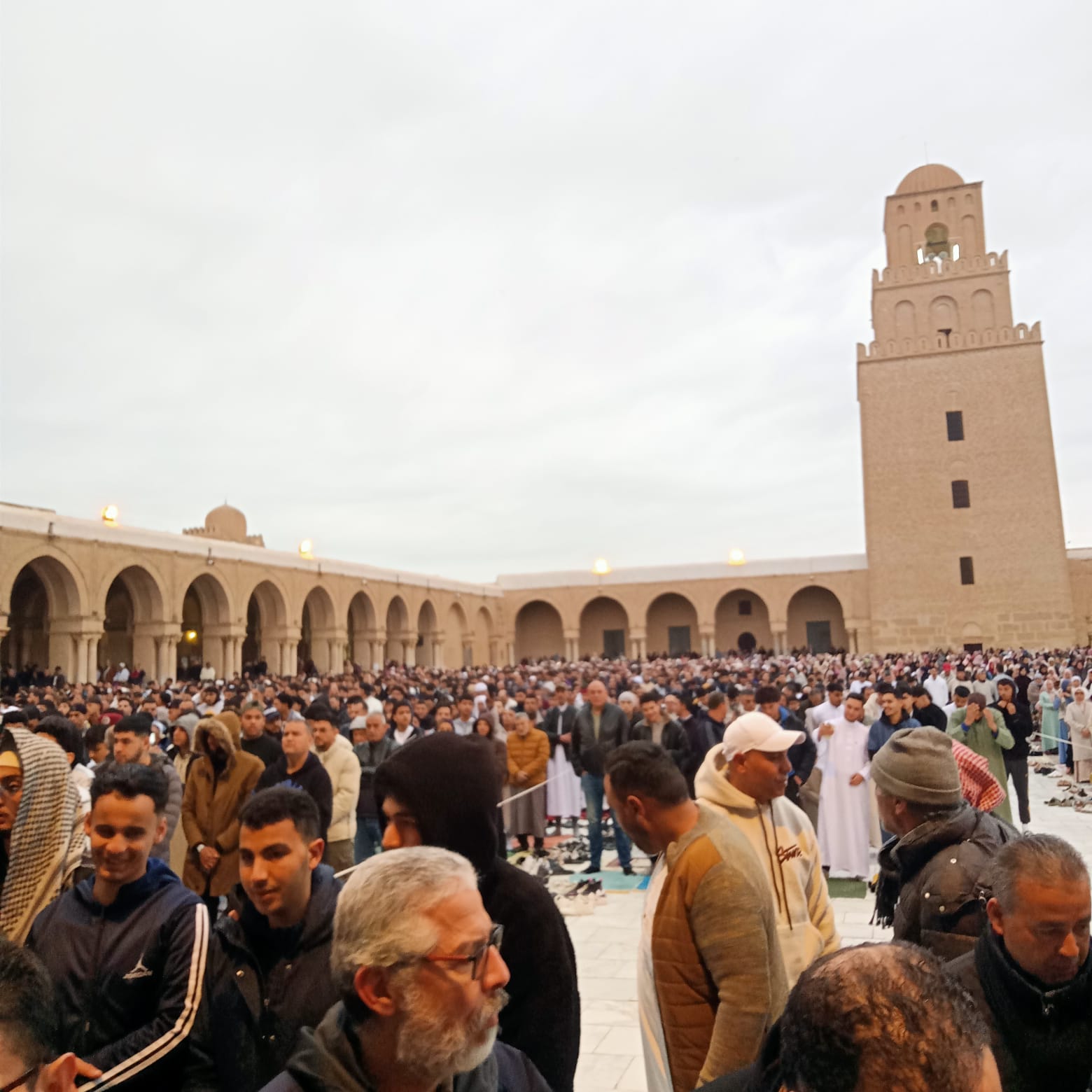 القيروان.. إقبال كثيف على صلاة عيد الفطر بجامع جامع عقبة بن نافع